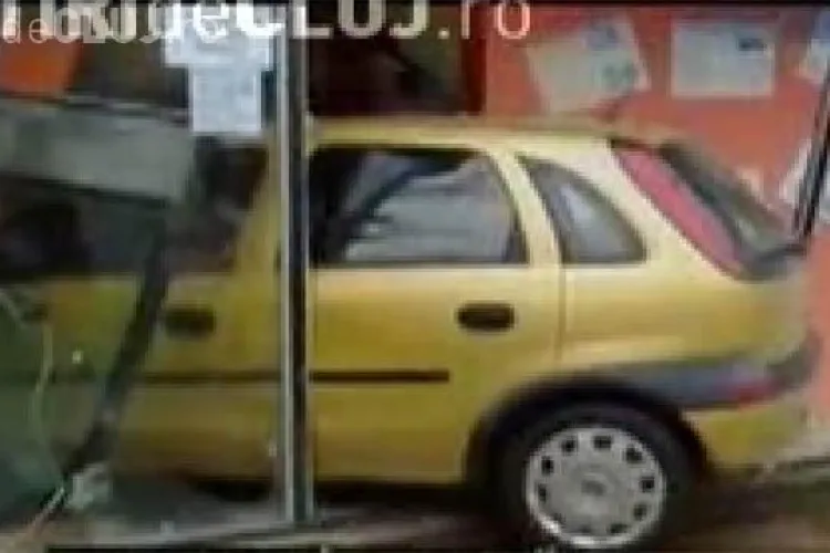 VIDEO - O soferita si-a "parcat" masina in vitrina unui magazin din Galati