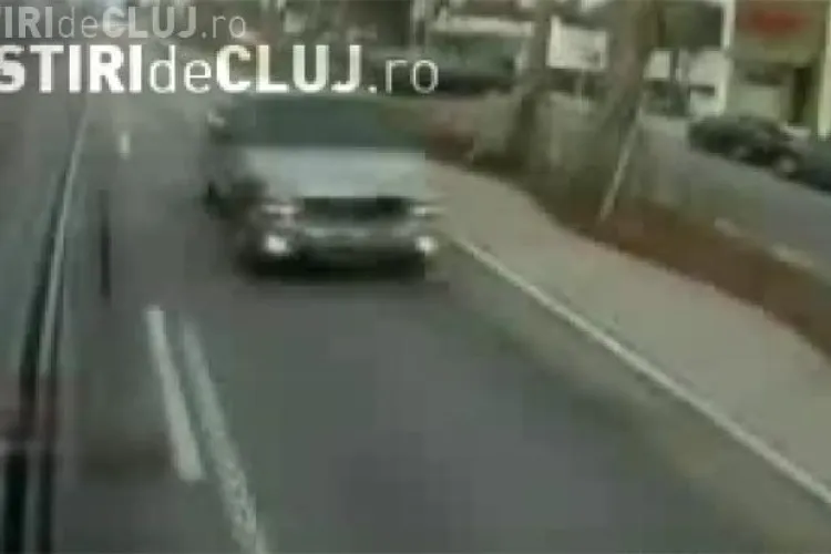 Tanar spulberat de o masina imediat ce se da jos din autobuz - VIDEO- Imagini socante