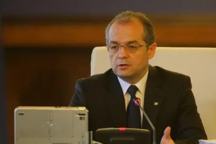 Tinerii din familii sarace vor primi 200 de euro pentru a-si cumpara calculator