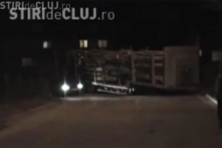 O remorca cu lemne s-a desprins si a blocat soseaua  din Buna Ziua- VIDEO