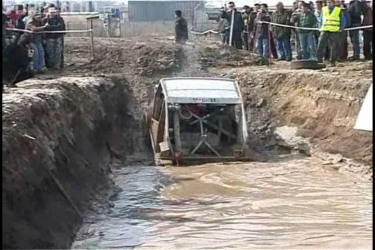 Monstri 4x4 s-au impotmolit in groapa cu noroi din cadrul off-road-ului de la Polus Center din Cluj- VIDEO