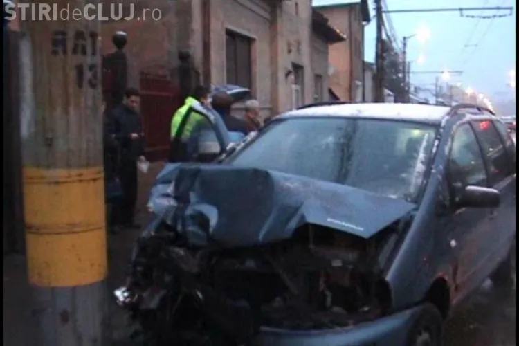 Accident  pe Calea Manastur (Lukoil), din Cluj-Napoca. Doua masini avariate din cauza unui sofer neatent si a unuia care era baut- VIDEO
