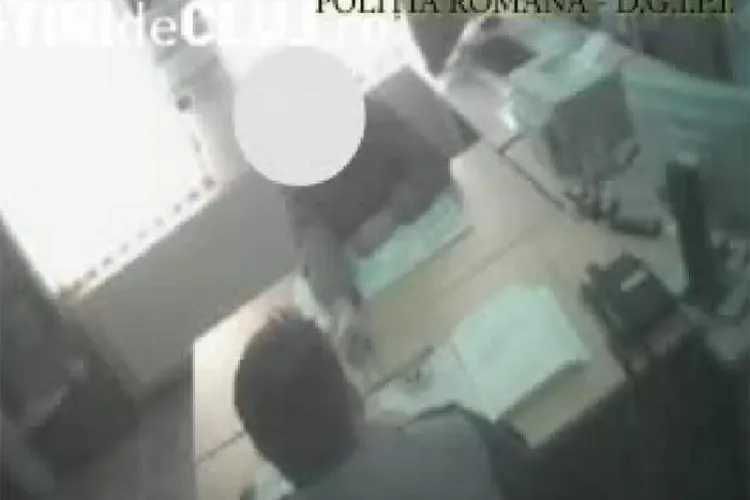 Soferul unui microbuz din comuna Jucu, jud. Cluj, a incercat sa mituiasca pe un politist, pentru a scapa de mai multe dosare penale - VIDEO flagrant