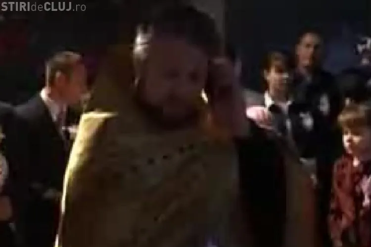 VIDEO - Un preot a intrerupt nunta pentru a vorbi la telefon