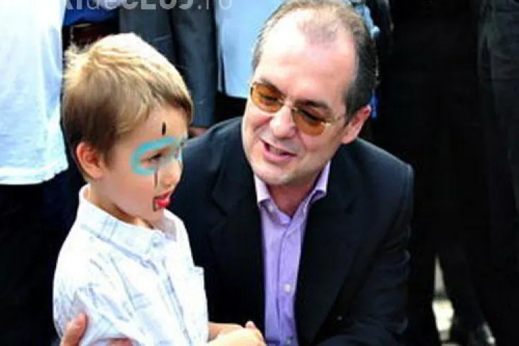 Emil Boc a fugit din Bucuresti de profesori si s-a intalnit la Cluj-Napoca cu prescolarii - VIDEO