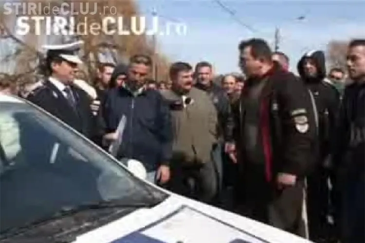 Scandal la protestul taximetristilor! Acestia s-au luat la cearta cu politistii, pentru ca au vrut sa ii filmeze - VIDEO