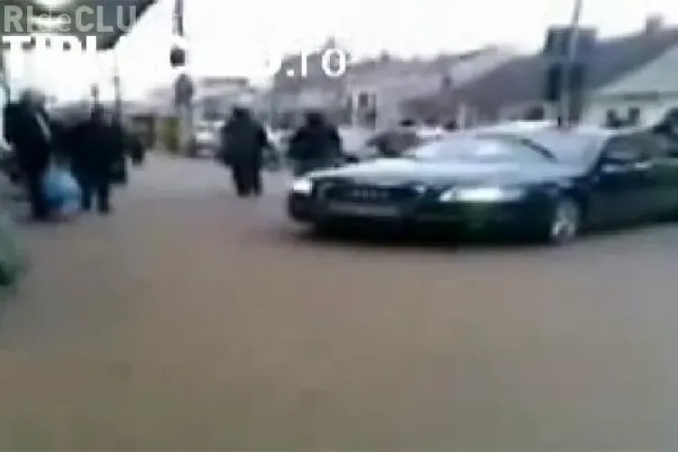 Smecherul de Cluj care a parcat pe trotuar in fata la SORA a fost dus la sectie, dar neaga ca a fost la volan - VIDEO