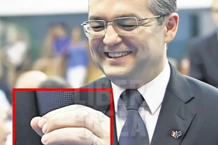 Boc isi face manichiura la un salon de fite din Bucuresti