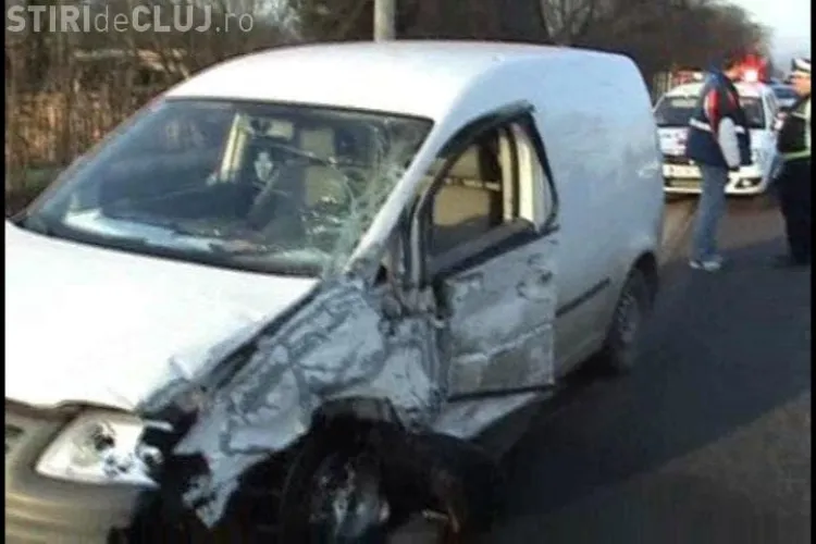 Accident la intrarea in Floresti!  Un sofer care a adormit la volan a intrat intr-un autocar- VIDEO