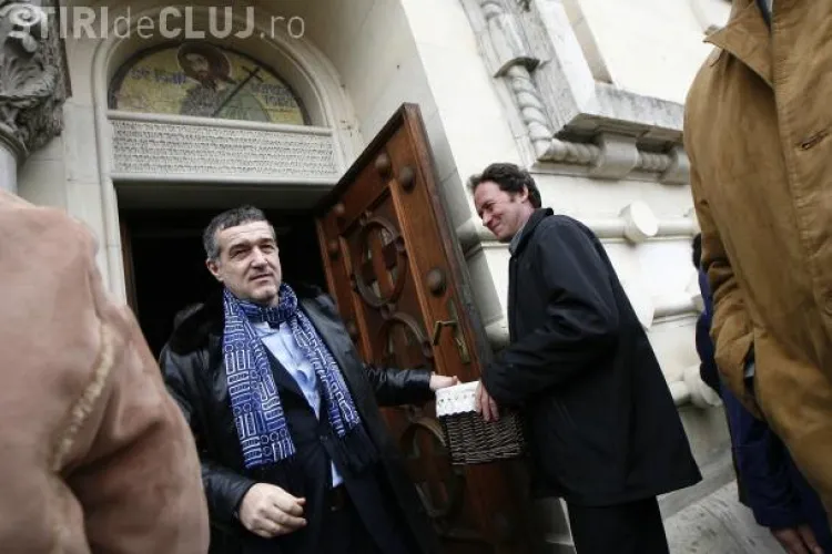 Gigi Becali s-a rugat la biserica inainte de partida cu CFR Cluj si a "lasat" 500 de euro la cutia milei