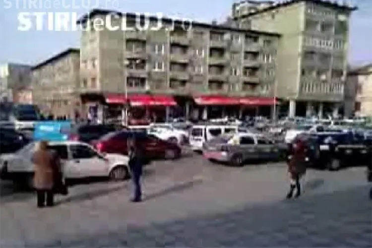 8 Martie a blocat Piata Lucian Blaga si strazile adiacente. Politistii au stat cu mainile in san - VIDEO