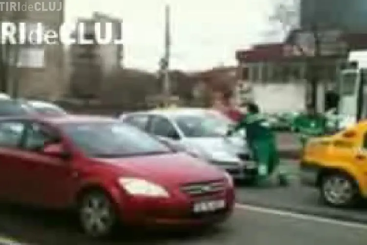 Scandal intre doi soferi si angajatii de la salubritate, in Bucuresti. Un sofer a spart gemul masinii de la REBu in plin trafic - VEZI VIDEO 