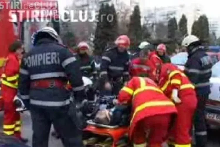 Un barbat a ajuns la spital cu o gaura in gat dupa ce a cazut intr-un gard pe strada Unirii din Cluj- Napoca - VIDEO