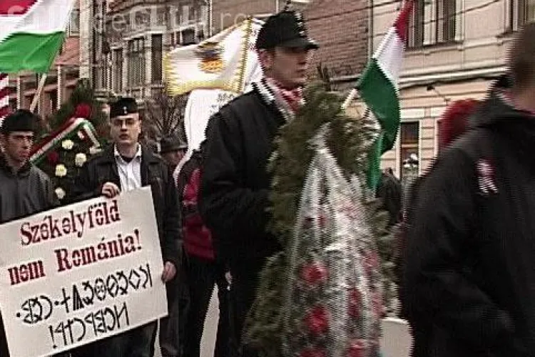 Liderul organizatiei extremiste Noua Garda Maghiara, retinut la Cluj pentru ca avea insemne fasciste - Galerie FOTO