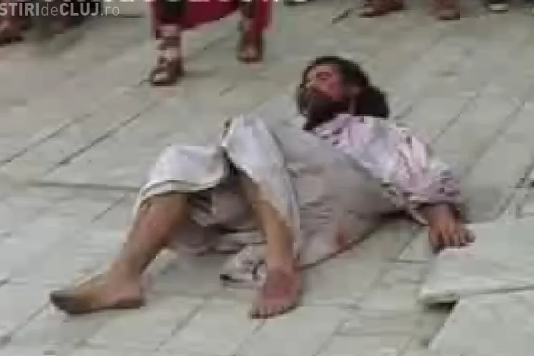 Spectacol religios la Cluj. Drumul Crucii a fost refacut de un grup de tineri prin centrul orasului - VIDEO