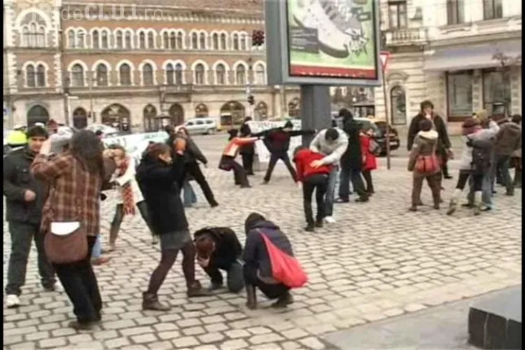 Protest impotriva violentei la Cluj! Un flash-mob impotriva violului, a discriminarii si a saraciei- VIDEO si Galerie FOTO