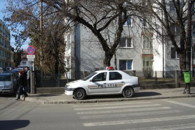 Scrisoare catre seful politiei! Un clujean i-a trimis sefului IPJ Cluj  poze cu o masina a politiei...parcata pe trotuar 