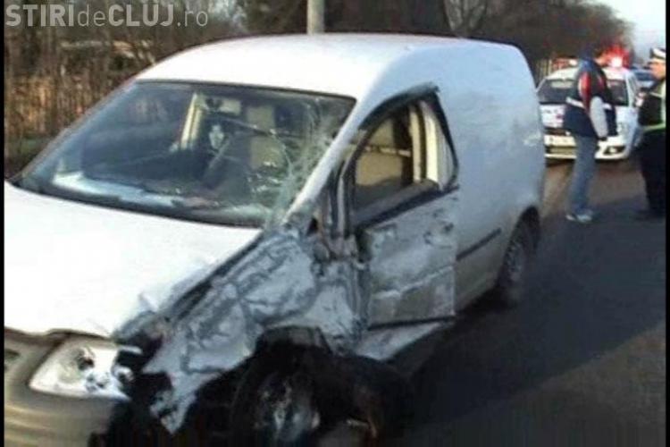 Jacket Seminar influenza Accident la intrarea in Floresti! Un sofer care a adormit la volan a intrat  intr-un autocar- VIDEO - Ştiri de Cluj