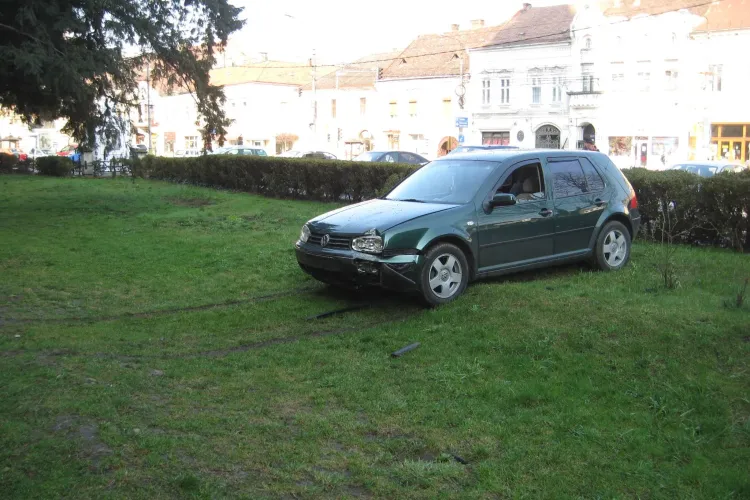 O masina a distrus gardul parkingului din Piata Unirii si a fost la un pas sa intre in Biserica "Sfantul Mihail" - VEZI FOTO