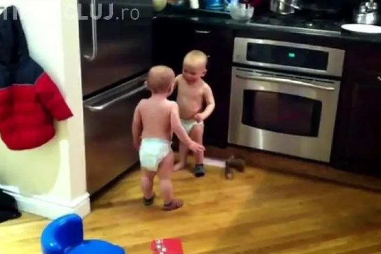 Vezi cum se "cearta" doi gemeni simpatici foc! - VIDEO