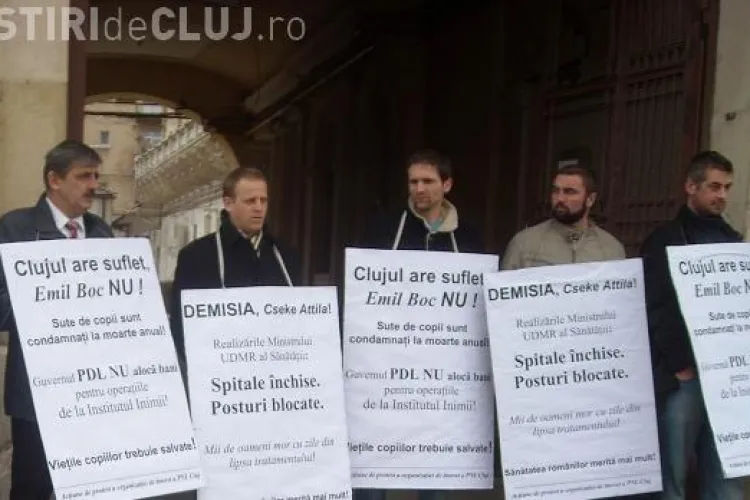 Liberalii, in frunte cu Horea Uioreanu, au protestat la sediul PDL Cluj, fata de criza financiara de la Institutul Inimii! - FOTO
