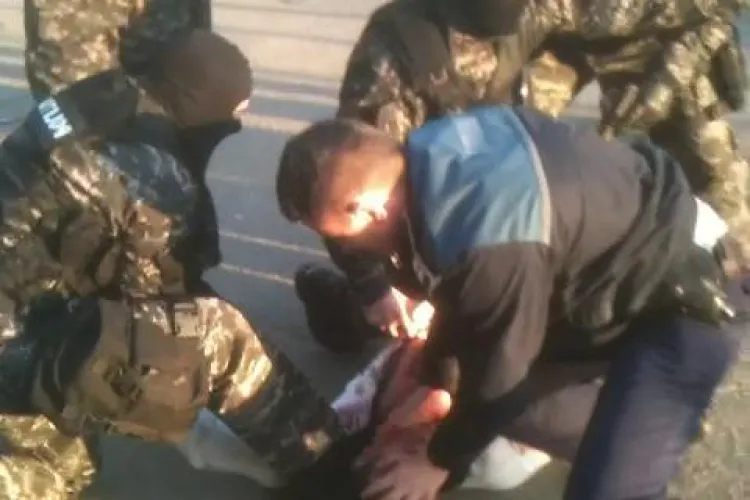 Gore ar putea fi arestat, dupa ce s-a taiat pe gat cu un cutit in plina strada! El a mai facut astfel de amenintari  - VEZI VIDEO