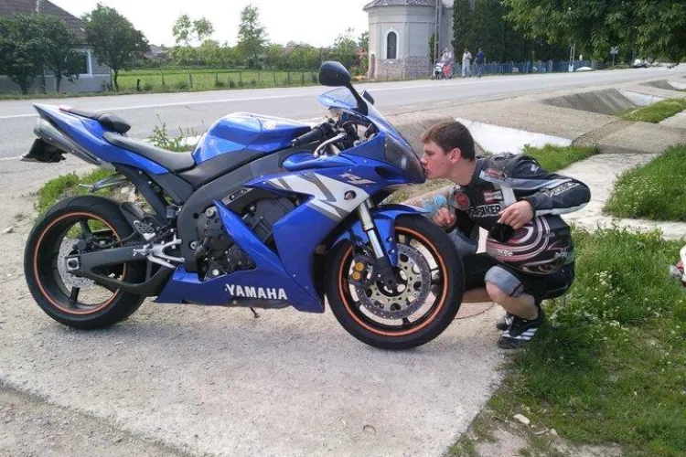 Razvan Chetan, alias Keke, motociclistul mort la Luncani, condus pe ultimul drum de zeci de "bikeri" FOTO