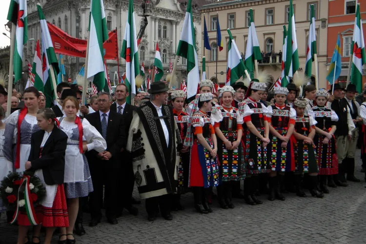 Mircia Giurgiu protesteaza: "M-am simtit strain in Romania la inaugurarea statuii lui Matei Corvin. S-a vorbit in maghiara si tricolorul a lipsit"