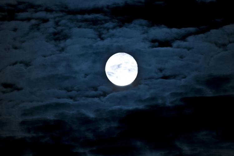 Luna va fi cu 30.000 de km mai aproape de Pamant in aceasta noapte!