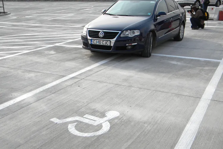 Presedintele Consiliului Judetean Cluj a inaugurat parkingul de la Aeroport in stil romanesc ... a parcat pe locurile cu handicap! - VIDEO si FOTO