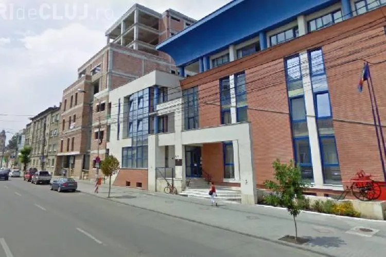 A vrut sa se arunce de pe cladirea de langa sediul Pompierilor de pe Bulevardul 21 Decembrie 1989! 