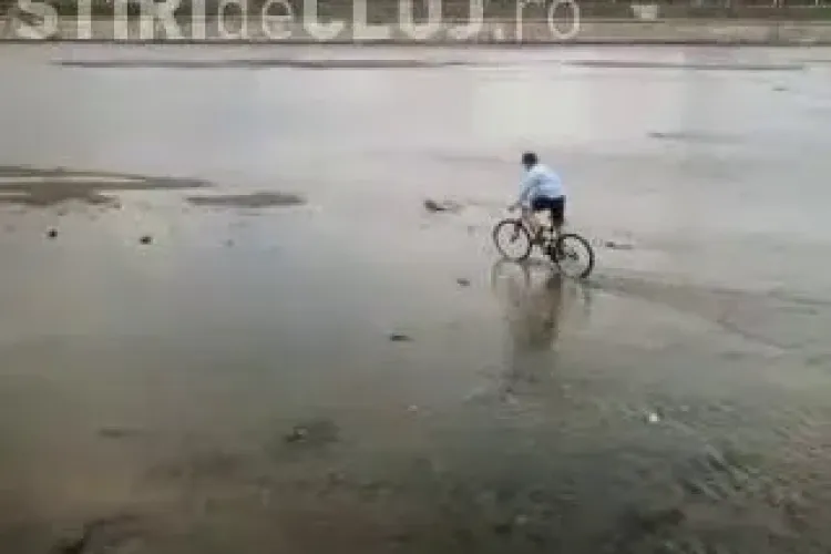 Ciclismul acvatic, inventat de un tanar din Cluj! Vezi cum pedaleaza prin Somes! - VIDEO