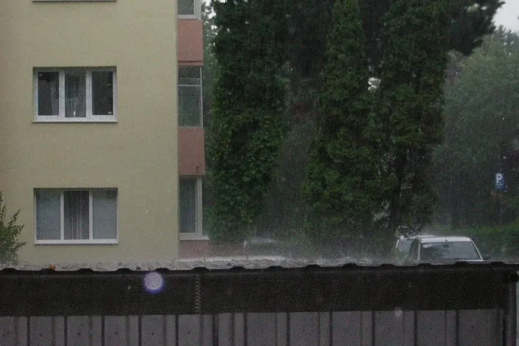 O vijelie puternica i-a alungat pe clujenii iesiti la plimbare - VIDEO