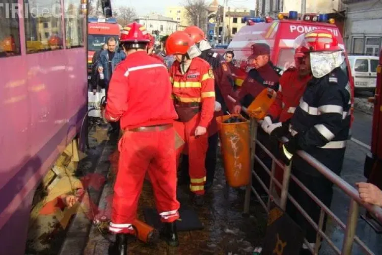 Un tramvai a deraiat la Iasi! O persoana a murit, doua sunt ranite si sase masini sunt avariate VIDEO