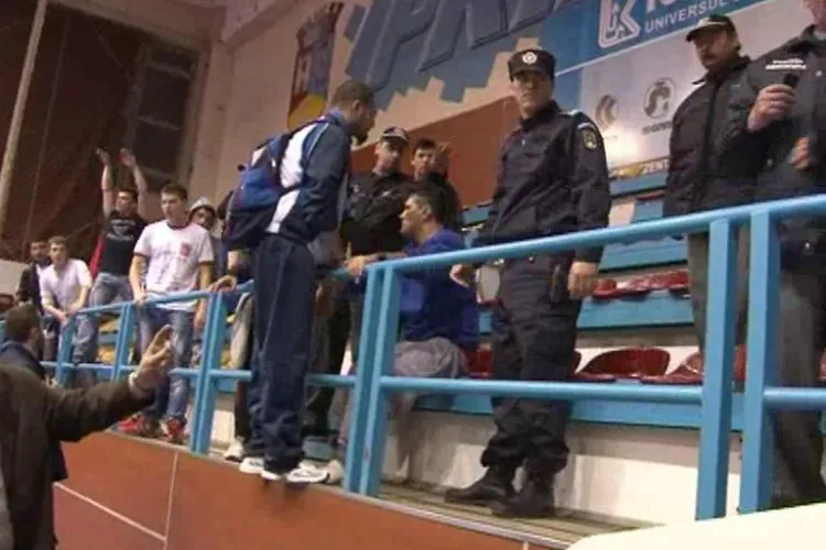 Imagini socante la meciul de volei Unirea Dej - Explorari Baia Mare! Un suporter a fost strans de gat de politistii comunitari - VIDEO