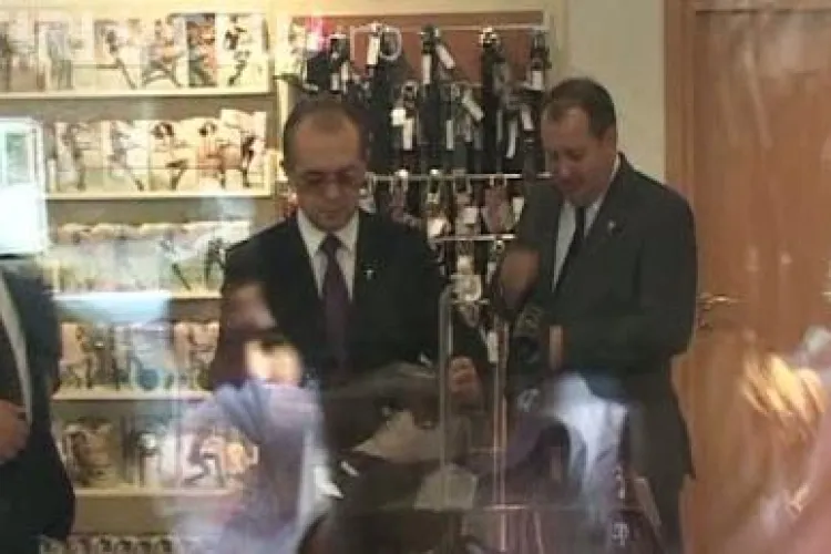 Emil Boc si-a cumparat pantofi "dupa buget": 240 de lei! VIDEO