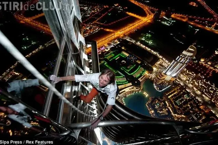 Vezi cum s-a catarat francezul Alain Robert pe Burj Khalifa din Dubai, cea mai inalta cladire din lume! VIDEO
