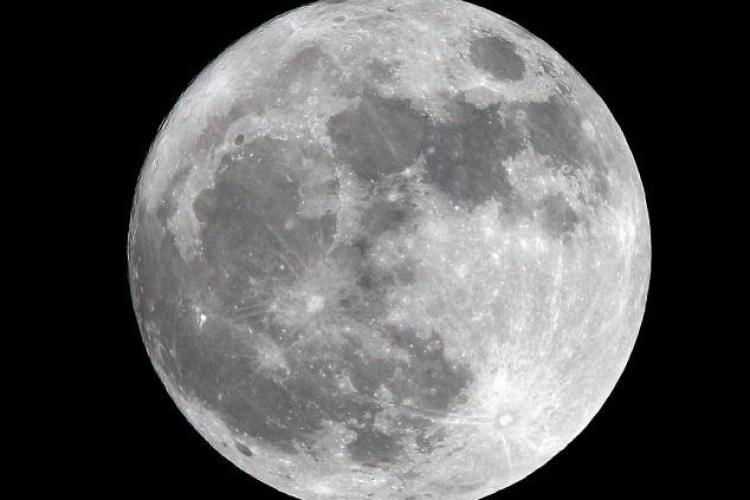 VEZI cum a aratat Luna in noaptea in care a fost cu 30.000 de km mai apoape de Pamant! - FOTO