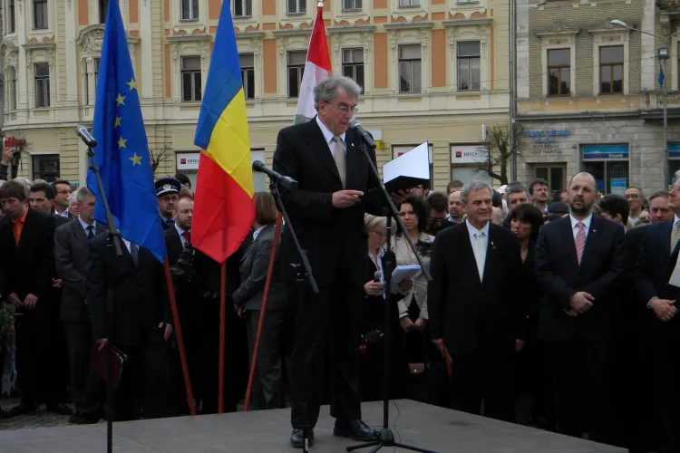 PSD Cluj: La inaugurarea statuii lui Matei Corvin au fost doua steaguri romanesti, intr-o mare de steaguri unguresti!