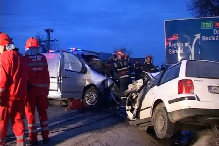 Un sofer din Cluj, aflat la volanul unui microbuz, si un tanar de 20 de ani au murit astazi in urma unui accident rutier in Bistrita-Nasaud Galerie Foto