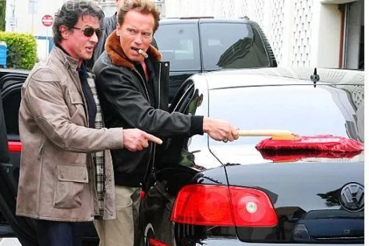 Sylvester Stallone l-a pus pe Arnold Schwarzenegger sa ii lustruiasca masina! FOTO