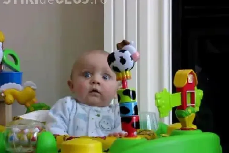 Vezi cum se sperie un bebelus de nasul mamei sale! - VIDEO