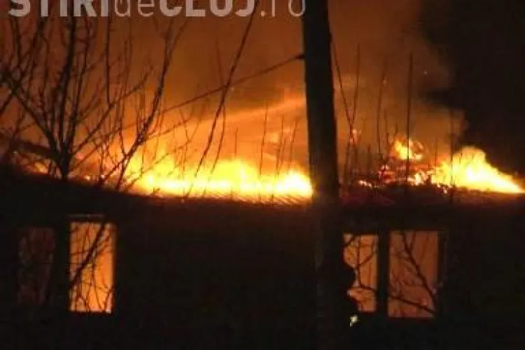 Incendiu pe strada Barcaului din Gherla! O casa s-a facut scrum luni seara! - VIDEO