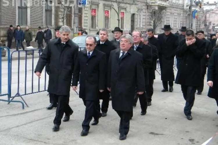 Emil Boc si-a facut aparitia la intronizarea Mitropolitului Andrei Andreicut! - FOTO