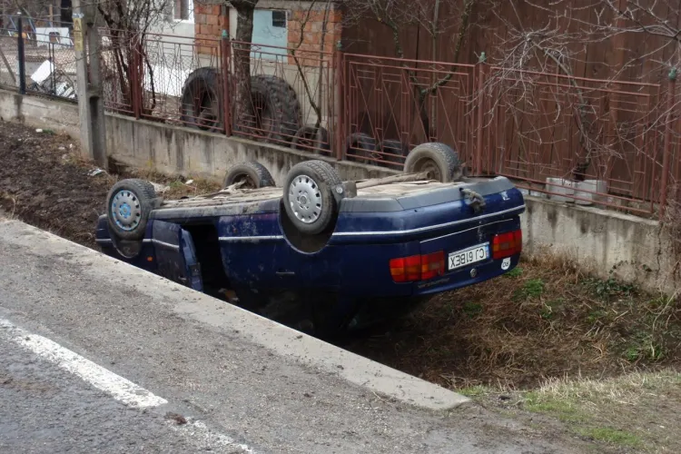 Accident intre vecini la Caianu Vama! O masina s-a rasturnat in sant, dupa ce a fost lovita violent - VEZI VIDEO si FOTO