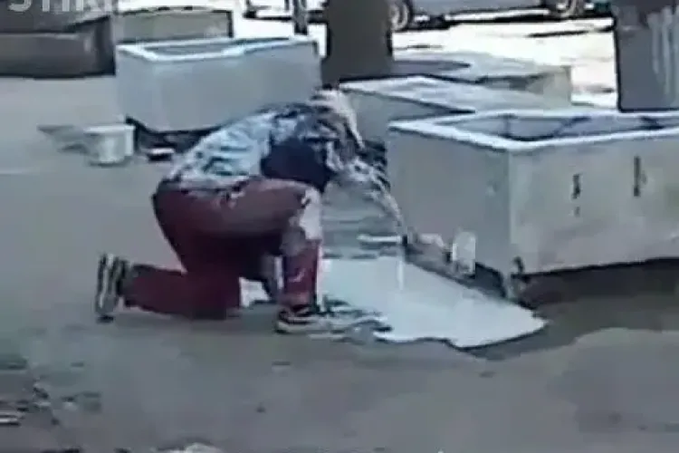 Un zugrav mort de beat se chinuie sa vopseasca bordurile - VIDEO