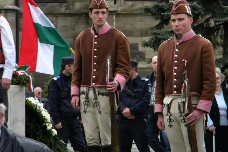 Statuia lui Matei Corvin a fost inaugurata din nou. De aceasta data definitiv! - VIDEO