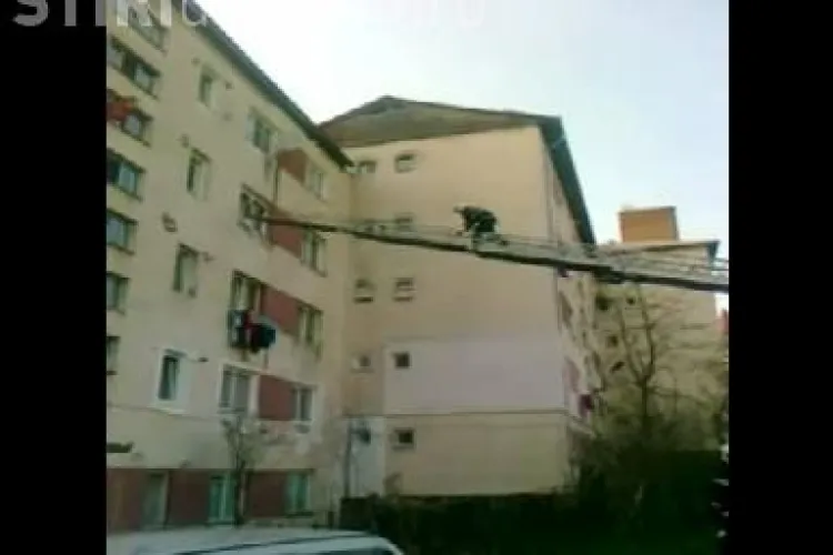 Socant! O femeie din Dej s-a spanzurat in casa de dorul fiului ei plecat la munca si a fost gasita dupa doua saptamani - VIDEO