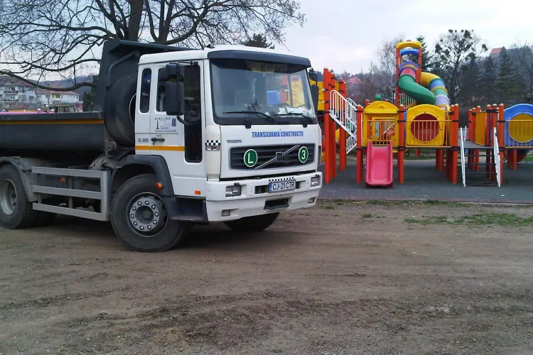 Copiii se joaca in Parcul Central printre camioanele care lucreaza la stadionul "Cluj Arena" - STIREA CITITORULUI