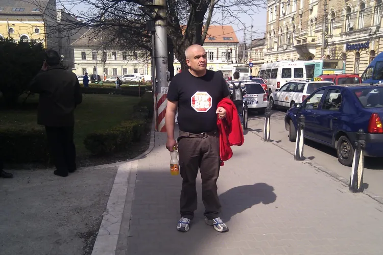 Premierul asteptat in fata Catedralei Mitropolitane cu un tricou cu mesajul: "Stop BOC!" - VIDEO si FOTO